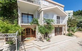 Miandmi Apartments